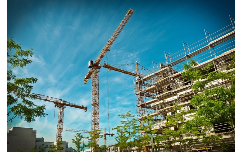 建筑施工項(xiàng)目管理項(xiàng)目是建筑施工企業(yè)最基本的業(yè)務(wù)單元，企業(yè)開(kāi)展數(shù)字化轉(zhuǎn)型要以項(xiàng)目為基石，緊緊圍繞不同項(xiàng)目類(lèi)型、階段、業(yè)務(wù)全場(chǎng)景開(kāi)展，最終實(shí)現(xiàn)企業(yè)數(shù)字化轉(zhuǎn)型升級(jí)。隨著工程建設(shè)項(xiàng)目投資規(guī)模增長(zhǎng)，建筑物形式多樣、體量大、結(jié)構(gòu)復(fù)雜，同時(shí)建筑施工周期長(zhǎng)，使用的材料品種多，耗用量大。建筑施工項(xiàng)目管理主要呈現(xiàn)以下特點(diǎn)。覆蓋面廣建筑施工項(xiàng)目管理綜合性強(qiáng)、涉及面廣，需要工程、商務(wù)、技術(shù)等部門(mén)多方協(xié)同，同時(shí)還涉及建筑、